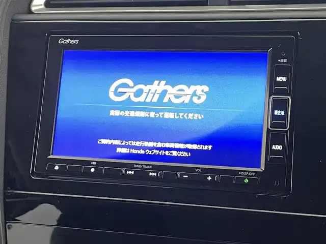 ホンダ シャトル ハイブリッド ホンダセンシング 福島県 2019(令1)年 3.9万km プラチナホワイトパール ホンダセンシング/・衝突軽減ブレーキ〈CMBS〉/・誤発進抑制機能/・ACC〈アダプティブ・クルーズ・コントロール〉/・LKAS〈車線維持支援システム〉/・先行車発進お知らせ機能/純正メモリナビ/型番：VXM-204VFi/・AM/FM/CD/DVD/BT/フルセグTV/・バックカメラ/・ビルトインETC/・前後ドライブレコーダー/プッシュスタート/・スマートキー/・スペアキー/チルト式ステアリング/・ステアリングスイッチ/ウインカーミラー/純正フロアマット