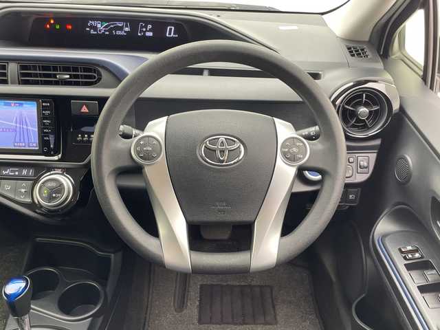 トヨタ アクア S 千葉県 2016(平28)年 5.1万km ライムホワイトパールクリスタルシャイン トヨタセーフティセンス/レーンキープアシスト/純正7インチSDナビ（NSCP-W64）/　（Bluetooth/CD/ワンセグTV）/バックカメラ/純正ビルトインETC/純正フロアマット/パワーステアリング/オートハイビーム/フォグランプ