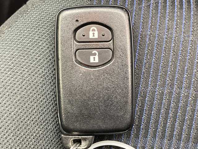 トヨタ アクア S 千葉県 2016(平28)年 5.1万km ライムホワイトパールクリスタルシャイン トヨタセーフティセンス/レーンキープアシスト/純正7インチSDナビ（NSCP-W64）/　（Bluetooth/CD/ワンセグTV）/バックカメラ/純正ビルトインETC/純正フロアマット/パワーステアリング/オートハイビーム/フォグランプ