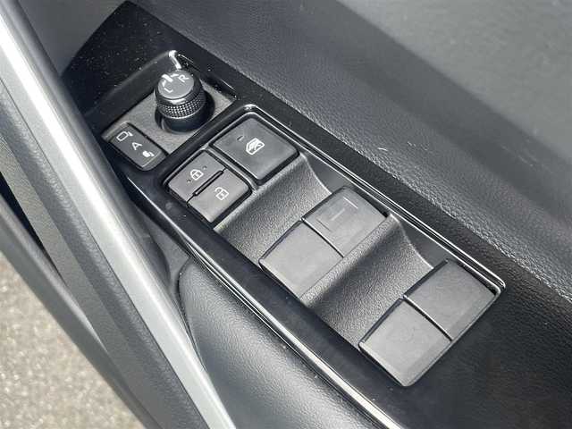 トヨタ カローラ クロス Z 群馬県 2023(令5)年 4万km プラチナホワイトパールマイカ トヨタセーフティセンス/・PCS/・LTA/・BSM/・RCTA/・PKSB/純正ディスプレイオーディオ(FM/AM/BT/ナビ)/フルセグTV/全方位カメラ/前席シートヒーター/運転席パワーシート/レーダークルーズコントロール/ビルトインETC/パワーバックドア/LEDヘッドライト/社外前後ドラレコ/純正フロアマット/純正18インチアルミホイール/オートライト/オートマチックハイビーム/取扱説明書/保証書/スペアキー