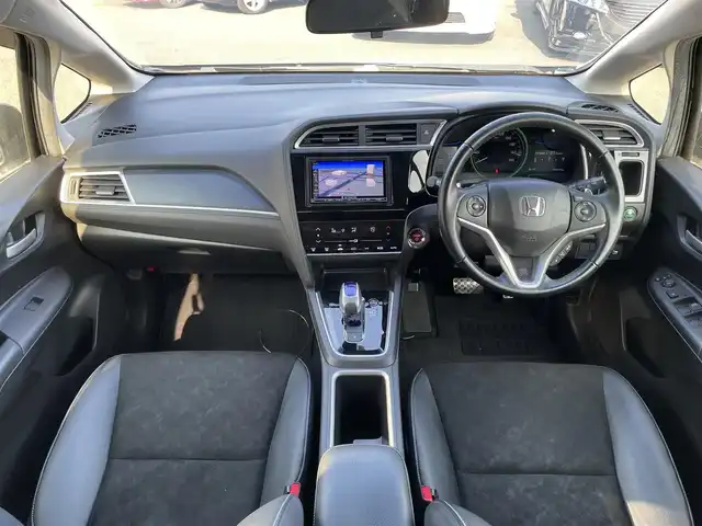 ホンダ シャトル ハイブリッド 東京都 2016(平28)年 8.1万km ミッドナイトブルービームM (株)IDOMが運営する【じしゃロン昭島店】の自社ローン専用車両になります。こちらは現金またはオートローンご利用時の価格です。自社ローンご希望の方は別途その旨お申付け下さい/衝突被害軽減システム/社外ナビ（TV・HDD・CD・DVD）/バックカメラ・フロント/純正AW/スマートキー/プッシュスタートボタン/純正フロアマット/ETC/ハーフレザーシート