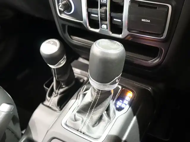 クライスラー・ジープ ジープ ラングラー アンリミテッド サハラ 静岡県 2022(令4)年 2.3万km 白 衝突軽減ブレーキ /サンライダーフリップトップ/ACC /黒革 /社外電動ステップ /HID /ETC /ハンドルヒーター /シートヒーター /コーナーセンサー /バックカメラ/フロント /純正ナビTV /純正18AW /スマートキー