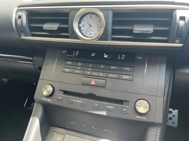 レクサス ＲＣ 350 バージョンL 愛知県 2015(平27)年 2.8万km ホワイトパールクリスタルシャイン 純正ナビ/TV/Bluetooth接続/バックモニター/衝突被害軽減ブレーキ/レーンディパーチャーアラート/ブラインドスポットモニター/レーダークルーズコントロール/サンルーフ/純正LEDヘッドライト/フォグライト/クリアランスソナー/電動パワーシート/シートヒーター/シートエアコン/シートメモリー/ビルトインETC/純正ドライブレコーダー/純正18インチアルミホイール/純正フロアマット