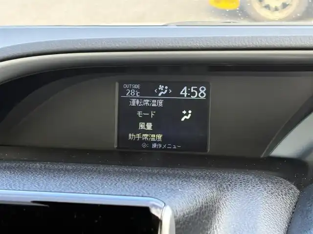 トヨタ ヴォクシー ZS 煌Ⅱ 大分県 2017(平29)年 7.5万km ブラック ・純正ナビ(CD/DVD/BT/SD)/・バックカメラ/・フリップダウンモニター/・プリクラッシュセーフティ/・両側パワースライド/・テレビキャンセラー/・ETC/・オートハイビーム/・MTモード付AT/・ウォークスルー/・スマートキー/・プッシュスタート/・純正アルミホイール