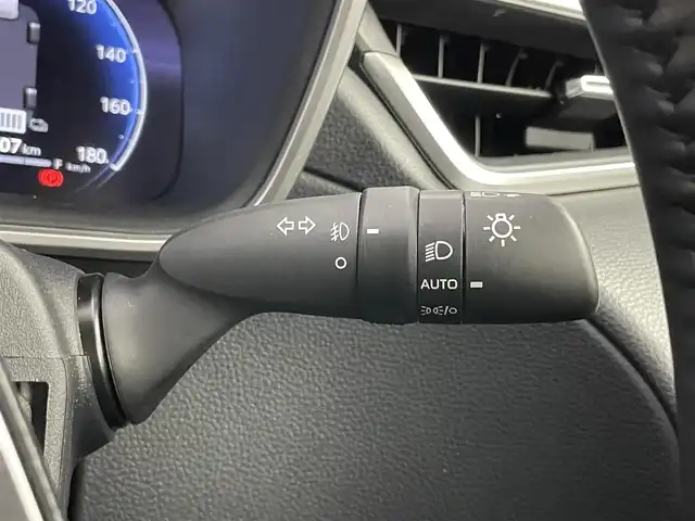 トヨタ カローラ クロス ハイブリッド Z 埼玉県 2025(令7)年 1.3万km 赤 パノラマルーフ　純正ディスプレイオーディオ　パノラミックビューモニター　ＢＳＭ　セーフティセンス　レーダークルーズ　ビルトインＥＴＣ２．０　シートヒーター　ワイヤレス充電　オートハイビーム　ＬＥＤ
