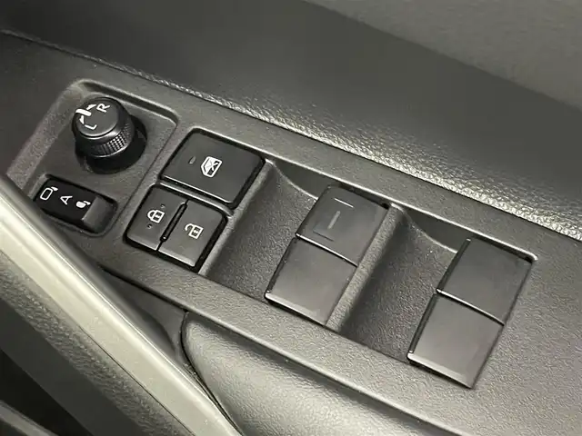 トヨタ カローラ クロス ハイブリッド Z 埼玉県 2025(令7)年 1.3万km 赤 パノラマルーフ　純正ディスプレイオーディオ　パノラミックビューモニター　ＢＳＭ　セーフティセンス　レーダークルーズ　ビルトインＥＴＣ２．０　シートヒーター　ワイヤレス充電　オートハイビーム　ＬＥＤ