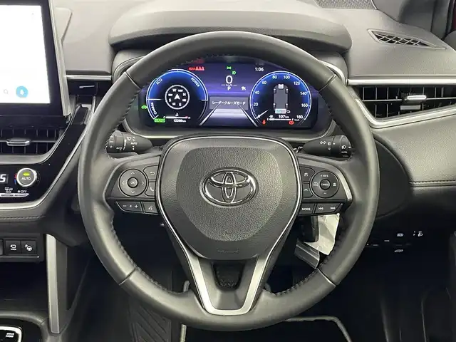 トヨタ カローラ クロス ハイブリッド Z 埼玉県 2025(令7)年 1.3万km 赤 パノラマルーフ　純正ディスプレイオーディオ　パノラミックビューモニター　ＢＳＭ　セーフティセンス　レーダークルーズ　ビルトインＥＴＣ２．０　シートヒーター　ワイヤレス充電　オートハイビーム　ＬＥＤ