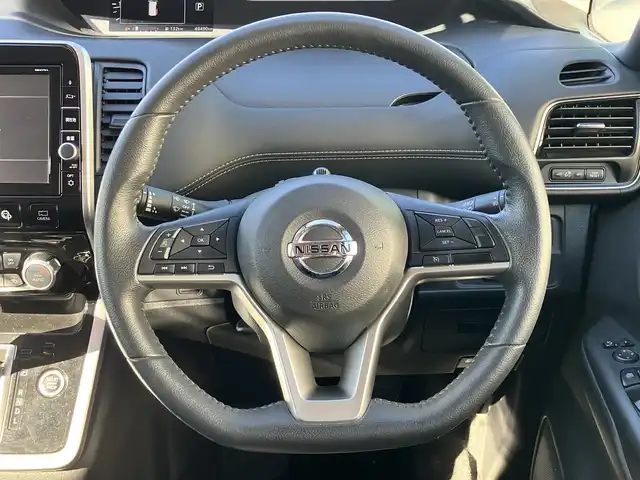 日産 セレナ ハイウェイスター Vセレクション 静岡県 2018(平30)年 5万km 黒 エンジンスタートボタン/パワーステアリング/パワーウィンドウ/アイドリングストップ/パーキングアシスト/Wオートエアコン/スマートキー/スペアキー1本/クルーズコントロール/後席モニター/USB入力端子/ETC/全方位カメラ/純正8インチナビ（CD/DVD/BT/フルセグ）/ドライブレコーダー/三列シート/ウォークスルー/純正フロアマット/両側パワースライドドア/布シート/純正アルミホイール/ABS/横滑り防止装置/コーナーセンサー前後/盗難防止装置/オートライト/LEDヘッドライト/W+サイドエアバッグ/衝突軽減システム/同系色色変え