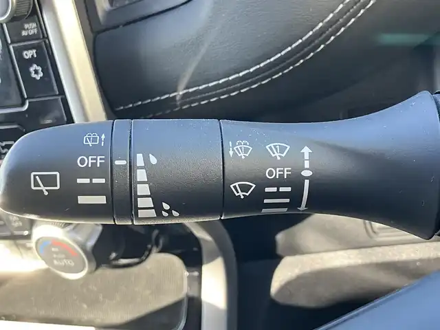 日産 セレナ ハイウェイスター Vセレクション 静岡県 2018(平30)年 5万km 黒 エンジンスタートボタン/パワーステアリング/パワーウィンドウ/アイドリングストップ/パーキングアシスト/Wオートエアコン/スマートキー/スペアキー1本/クルーズコントロール/後席モニター/USB入力端子/ETC/全方位カメラ/純正8インチナビ（CD/DVD/BT/フルセグ）/ドライブレコーダー/三列シート/ウォークスルー/純正フロアマット/両側パワースライドドア/布シート/純正アルミホイール/ABS/横滑り防止装置/コーナーセンサー前後/盗難防止装置/オートライト/LEDヘッドライト/W+サイドエアバッグ/衝突軽減システム/同系色色変え