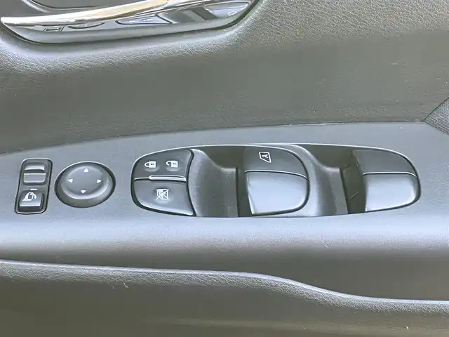 日産 セレナ ハイウェイスター Vセレクション 静岡県 2018(平30)年 5万km 黒 エンジンスタートボタン/パワーステアリング/パワーウィンドウ/アイドリングストップ/パーキングアシスト/Wオートエアコン/スマートキー/スペアキー1本/クルーズコントロール/後席モニター/USB入力端子/ETC/全方位カメラ/純正8インチナビ（CD/DVD/BT/フルセグ）/ドライブレコーダー/三列シート/ウォークスルー/純正フロアマット/両側パワースライドドア/布シート/純正アルミホイール/ABS/横滑り防止装置/コーナーセンサー前後/盗難防止装置/オートライト/LEDヘッドライト/W+サイドエアバッグ/衝突軽減システム/同系色色変え