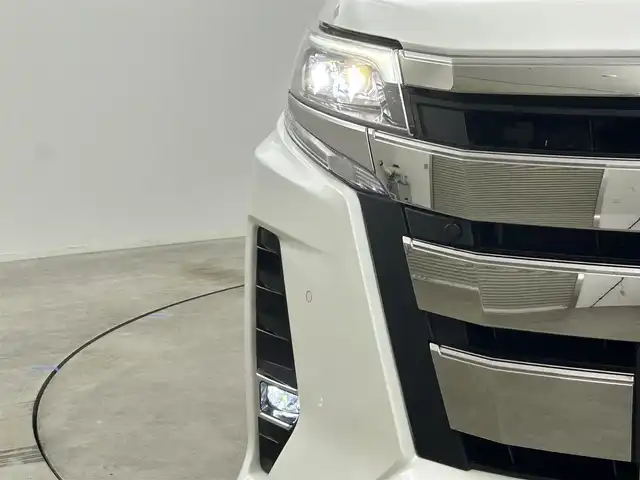 トヨタ ノア Si ダブルバイビーⅡ 岡山県 2019(令1)年 5.1万km ホワイトパールクリスタルシャイン 純正10インチナビ（NSZN-Z68T）/・FM/AM/Bluetooth/フルセグ/CD/DVD/バックカメラ/12.1インチフリップダウンモニター/両側電動スライドドア/ハーフレザーシート/ドライブレコーダー/ビルトインETC2.0/トヨタセーフティーセンス/・プリクラッシュセーフティ/・レーンキープアシスト/・レーダークルーズコントロール/・オートマチックハイビーム/LEDヘッドライト/・フォグライト/純正16インチアルミ/フロアマット