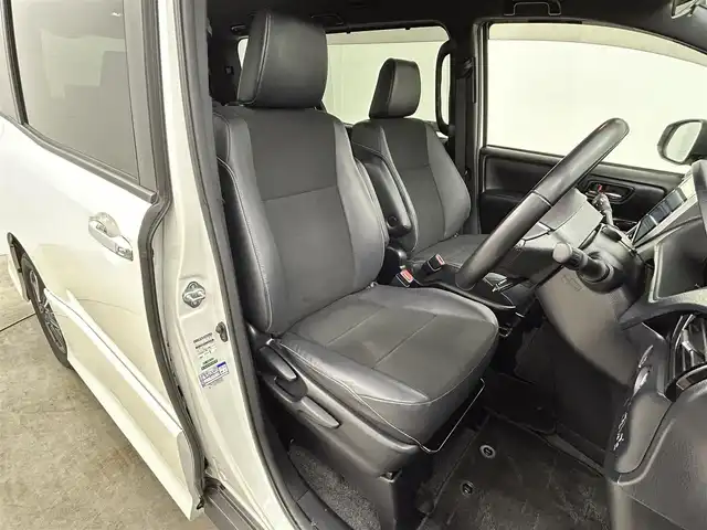 トヨタ ノア Si ダブルバイビーⅡ 岡山県 2019(令1)年 5.1万km ホワイトパールクリスタルシャイン 純正10インチナビ（NSZN-Z68T）/・FM/AM/Bluetooth/フルセグ/CD/DVD/バックカメラ/12.1インチフリップダウンモニター/両側電動スライドドア/ハーフレザーシート/ドライブレコーダー/ビルトインETC2.0/トヨタセーフティーセンス/・プリクラッシュセーフティ/・レーンキープアシスト/・レーダークルーズコントロール/・オートマチックハイビーム/LEDヘッドライト/・フォグライト/純正16インチアルミ/フロアマット