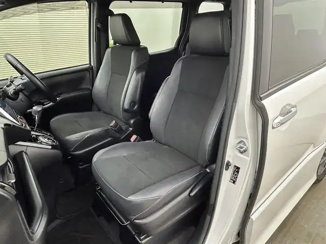 トヨタ ノア Si ダブルバイビーⅡ 岡山県 2019(令1)年 5.1万km ホワイトパールクリスタルシャイン 純正10インチナビ（NSZN-Z68T）/・FM/AM/Bluetooth/フルセグ/CD/DVD/バックカメラ/12.1インチフリップダウンモニター/両側電動スライドドア/ハーフレザーシート/ドライブレコーダー/ビルトインETC2.0/トヨタセーフティーセンス/・プリクラッシュセーフティ/・レーンキープアシスト/・レーダークルーズコントロール/・オートマチックハイビーム/LEDヘッドライト/・フォグライト/純正16インチアルミ/フロアマット