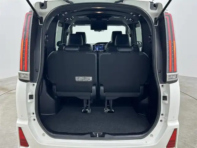 トヨタ ノア Si ダブルバイビーⅡ 岡山県 2019(令1)年 5.1万km ホワイトパールクリスタルシャイン 純正10インチナビ（NSZN-Z68T）/・FM/AM/Bluetooth/フルセグ/CD/DVD/バックカメラ/12.1インチフリップダウンモニター/両側電動スライドドア/ハーフレザーシート/ドライブレコーダー/ビルトインETC2.0/トヨタセーフティーセンス/・プリクラッシュセーフティ/・レーンキープアシスト/・レーダークルーズコントロール/・オートマチックハイビーム/LEDヘッドライト/・フォグライト/純正16インチアルミ/フロアマット