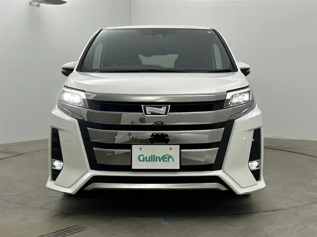 トヨタ ノア Si ダブルバイビーⅡ 岡山県 2019(令1)年 5.1万km ホワイトパールクリスタルシャイン 純正10インチナビ（NSZN-Z68T）/・FM/AM/Bluetooth/フルセグ/CD/DVD/バックカメラ/12.1インチフリップダウンモニター/両側電動スライドドア/ハーフレザーシート/ドライブレコーダー/ビルトインETC2.0/トヨタセーフティーセンス/・プリクラッシュセーフティ/・レーンキープアシスト/・レーダークルーズコントロール/・オートマチックハイビーム/LEDヘッドライト/・フォグライト/純正16インチアルミ/フロアマット