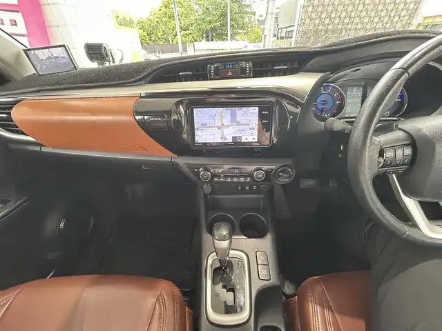 トヨタ ハイラックス Z 愛知県 2017(平29)年 8万km スーパーホワイトⅡ 社外ナビ（AM/FM/BT/フルセグ/CD）/ETC/プリクラッシュセーフティ/クルーズコントロール/レーンディパーチャーアラート/前方ドラレコ/バックカメラ/フロントカメラ/レザーシートカバー/4WD/ダウンヒルアシストコントロール/LEDヘッドランプ/フォグランプ/ステアリングスイッチ/プッシュスタート/オートライト