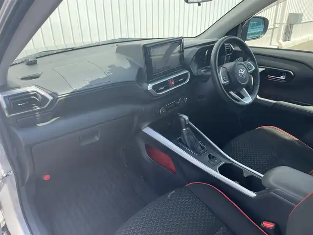 トヨタ ライズ Z 群馬県 2022(令4)年 2.9万km スムースグレーマイカメタリック/ブラック2トーン ワンオーナー/スマートアシスト/・衝突回避支援ブレーキ/・標識認識機能/・先行車発進お知らせ機能/・ブレーキ制御付き誤発進抑制機能/・車線逸脱警報機能/・ふらつき警報機能/・ブラインドスポットモニター/純正SDナビ　NSZT-Y68T/　(CD DVD Bluetooth　フルセグTV SD AM FM)/全方位カメラ/スマートペダル/ビルトインETC2.0/レーダークルーズコントロール/LEDヘッドライト/オートライト/オートマチックハイビーム/前席シートヒーター/社外前後ドライブレコーダー　ユピテルZ300/革巻きステアリング/ステアリングリモコン/オートブレーキホールド/ECOモード・DRIVEモード/横滑り防止/電動格納ウィンカーミラー/純正フロアマット/純正ドアバイザー/スペアキー/取扱説明書/保証書