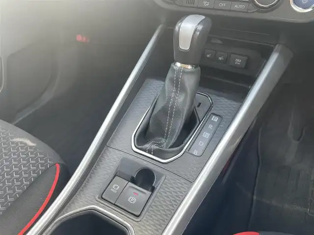 トヨタ ライズ Z 群馬県 2022(令4)年 2.9万km スムースグレーマイカメタリック/ブラック2トーン ワンオーナー/スマートアシスト/・衝突回避支援ブレーキ/・標識認識機能/・先行車発進お知らせ機能/・ブレーキ制御付き誤発進抑制機能/・車線逸脱警報機能/・ふらつき警報機能/・ブラインドスポットモニター/純正SDナビ　NSZT-Y68T/　(CD DVD Bluetooth　フルセグTV SD AM FM)/全方位カメラ/スマートペダル/ビルトインETC2.0/レーダークルーズコントロール/LEDヘッドライト/オートライト/オートマチックハイビーム/前席シートヒーター/社外前後ドライブレコーダー　ユピテルZ300/革巻きステアリング/ステアリングリモコン/オートブレーキホールド/ECOモード・DRIVEモード/横滑り防止/電動格納ウィンカーミラー/純正フロアマット/純正ドアバイザー/スペアキー/取扱説明書/保証書