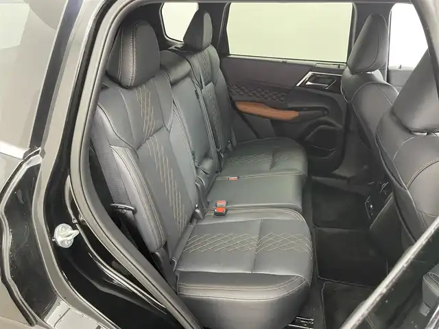 三菱 アウトランダー ＰＨＥＶ P 埼玉県 2024(令6)年 0.3万km ブラックダイヤモンド サンルーフ　純正９インチナビ　マルチアラウンドモニター　ＢＳＭ　ＨＵＤ　黒レザーシート　ＢＯＳＥサウンド　マイパイロット　レーダークルーズ　ステアリングヒーター　メモリシート　ワイヤレス充電　ＬＥＤ