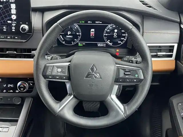 三菱 アウトランダー ＰＨＥＶ P 埼玉県 2024(令6)年 0.3万km ブラックダイヤモンド サンルーフ　純正９インチナビ　マルチアラウンドモニター　ＢＳＭ　ＨＵＤ　黒レザーシート　ＢＯＳＥサウンド　マイパイロット　レーダークルーズ　ステアリングヒーター　メモリシート　ワイヤレス充電　ＬＥＤ