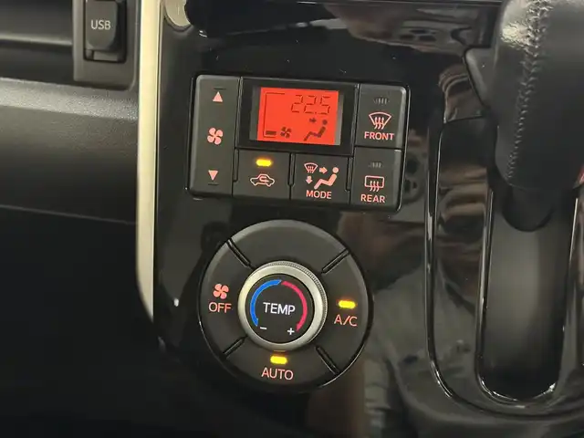 ダイハツ タント カスタム RS SA 三重県 2014(平26)年 2.1万km ブライトシルバーメタリック ガソリン・ターボ/FF/インパネCVT/純正 8インチナビ NSZN-W64DB/（CD/DVD/FM/AM/）/パノラマモニター（全周囲カメラ）/両側パワースライドドア/ドラレコ 前方/スマートアシスト/〇衝突回避支援システム/・衝突回避支援ブレーキ（対車両・対歩行者）/・衝突警報（対車両・対歩行者）/○横滑り防止装置/装備/・プッシュスタート/・スマートキーシステム/・LEDヘッドランプ/・フロントフォグランプ/・フルオートエアコン/・横滑り防止機能/・純正15inAW/・純正フロアマット/・取/ナビ取/・スマートキーx1、メカキーx2/など
