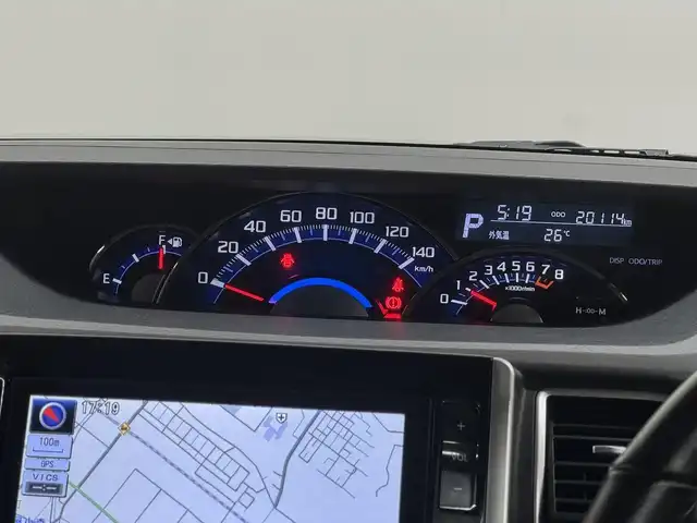 ダイハツ タント カスタム RS SA 三重県 2014(平26)年 2.1万km ブライトシルバーメタリック ガソリン・ターボ/FF/インパネCVT/純正 8インチナビ NSZN-W64DB/（CD/DVD/FM/AM/）/パノラマモニター（全周囲カメラ）/両側パワースライドドア/ドラレコ 前方/スマートアシスト/〇衝突回避支援システム/・衝突回避支援ブレーキ（対車両・対歩行者）/・衝突警報（対車両・対歩行者）/○横滑り防止装置/装備/・プッシュスタート/・スマートキーシステム/・LEDヘッドランプ/・フロントフォグランプ/・フルオートエアコン/・横滑り防止機能/・純正15inAW/・純正フロアマット/・取/ナビ取/・スマートキーx1、メカキーx2/など
