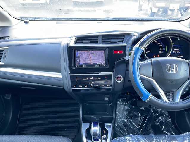 ホンダ フィット ハイブリット Fパッケージ 道東・釧路十勝 2016(平28)年 10.8万km タフホワイトⅡ 4WD/社外メモリナビ　/ＤＶＤ再生　/Ｂｌｕｅｔｏｏｔｈ　/ＥＴＣ　/バックカメラ　/横滑り防止装置/アイドリングストップ/スマートキー　/プッシュスタート　/社外１５インチアルミホイール　/社外フロアマット/サマータイヤ積み込み/・185/60/R15/・溝4ミリ