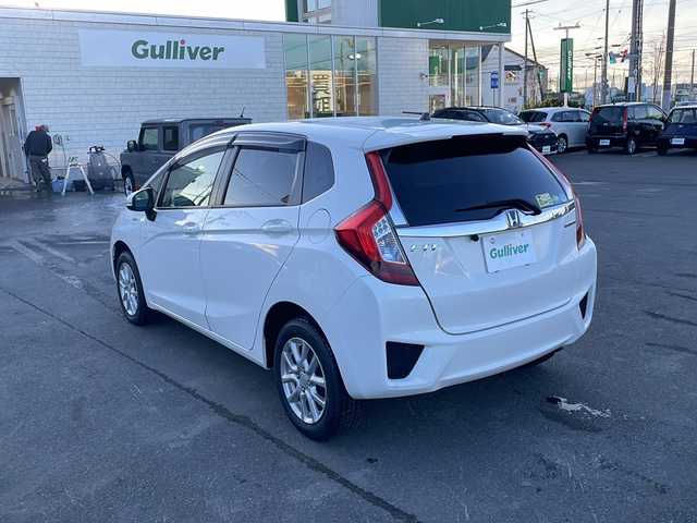 ホンダ フィット ハイブリット Fパッケージ 道東・釧路十勝 2016(平28)年 10.8万km タフホワイトⅡ 4WD/社外メモリナビ　/ＤＶＤ再生　/Ｂｌｕｅｔｏｏｔｈ　/ＥＴＣ　/バックカメラ　/横滑り防止装置/アイドリングストップ/スマートキー　/プッシュスタート　/社外１５インチアルミホイール　/社外フロアマット/サマータイヤ積み込み/・185/60/R15/・溝4ミリ