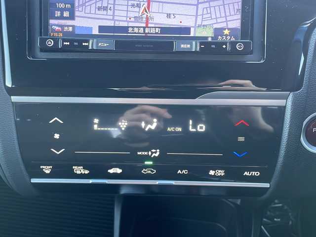 ホンダ フィット ハイブリット Fパッケージ 道東・釧路十勝 2016(平28)年 10.8万km タフホワイトⅡ 4WD/社外メモリナビ　/ＤＶＤ再生　/Ｂｌｕｅｔｏｏｔｈ　/ＥＴＣ　/バックカメラ　/横滑り防止装置/アイドリングストップ/スマートキー　/プッシュスタート　/社外１５インチアルミホイール　/社外フロアマット/サマータイヤ積み込み/・185/60/R15/・溝4ミリ