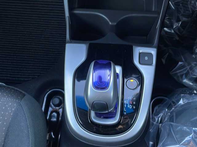 ホンダ フィット ハイブリット Fパッケージ 道東・釧路十勝 2016(平28)年 10.8万km タフホワイトⅡ 4WD/社外メモリナビ　/ＤＶＤ再生　/Ｂｌｕｅｔｏｏｔｈ　/ＥＴＣ　/バックカメラ　/横滑り防止装置/アイドリングストップ/スマートキー　/プッシュスタート　/社外１５インチアルミホイール　/社外フロアマット/サマータイヤ積み込み/・185/60/R15/・溝4ミリ