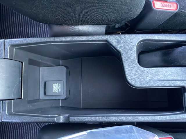 ホンダ フィット ハイブリット Fパッケージ 道東・釧路十勝 2016(平28)年 10.8万km タフホワイトⅡ 4WD/社外メモリナビ　/ＤＶＤ再生　/Ｂｌｕｅｔｏｏｔｈ　/ＥＴＣ　/バックカメラ　/横滑り防止装置/アイドリングストップ/スマートキー　/プッシュスタート　/社外１５インチアルミホイール　/社外フロアマット/サマータイヤ積み込み/・185/60/R15/・溝4ミリ