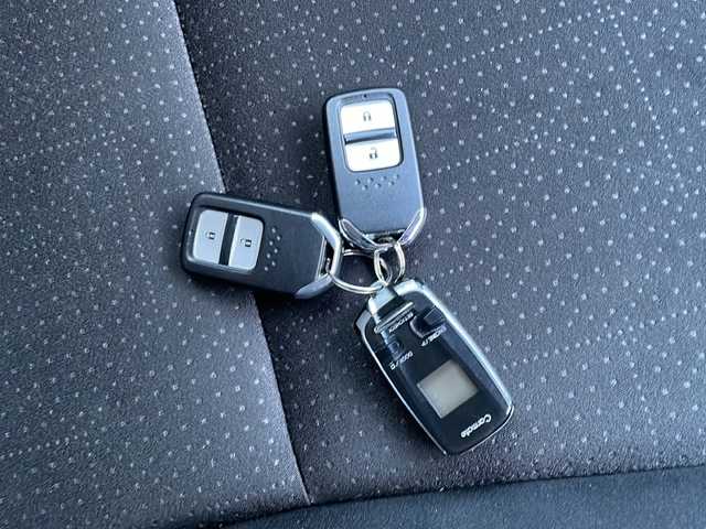 ホンダ フィット ハイブリット Fパッケージ 道東・釧路十勝 2016(平28)年 10.8万km タフホワイトⅡ 4WD/社外メモリナビ　/ＤＶＤ再生　/Ｂｌｕｅｔｏｏｔｈ　/ＥＴＣ　/バックカメラ　/横滑り防止装置/アイドリングストップ/スマートキー　/プッシュスタート　/社外１５インチアルミホイール　/社外フロアマット/サマータイヤ積み込み/・185/60/R15/・溝4ミリ