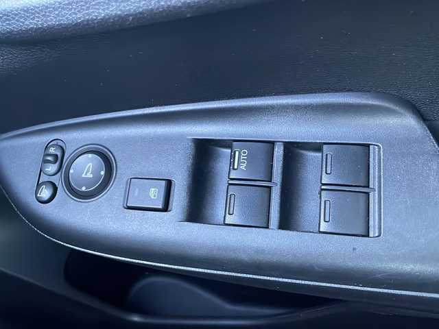 ホンダ フィット ハイブリット Fパッケージ 道東・釧路十勝 2016(平28)年 10.8万km タフホワイトⅡ 4WD/社外メモリナビ　/ＤＶＤ再生　/Ｂｌｕｅｔｏｏｔｈ　/ＥＴＣ　/バックカメラ　/横滑り防止装置/アイドリングストップ/スマートキー　/プッシュスタート　/社外１５インチアルミホイール　/社外フロアマット/サマータイヤ積み込み/・185/60/R15/・溝4ミリ