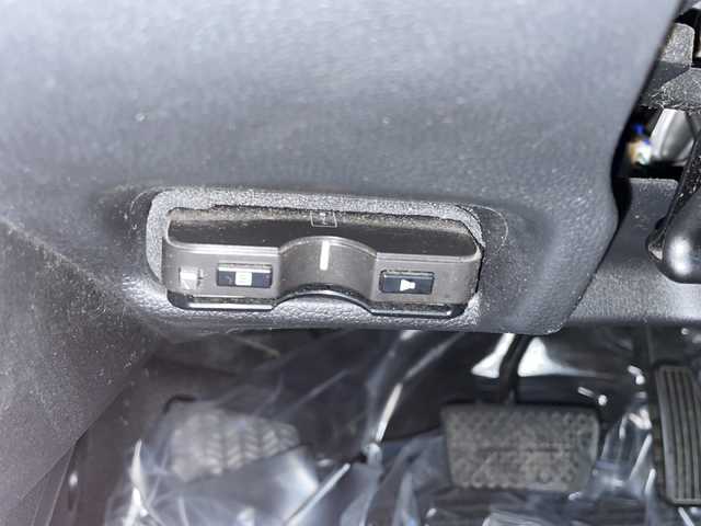 ホンダ フィット ハイブリット Fパッケージ 道東・釧路十勝 2016(平28)年 10.8万km タフホワイトⅡ 4WD/社外メモリナビ　/ＤＶＤ再生　/Ｂｌｕｅｔｏｏｔｈ　/ＥＴＣ　/バックカメラ　/横滑り防止装置/アイドリングストップ/スマートキー　/プッシュスタート　/社外１５インチアルミホイール　/社外フロアマット/サマータイヤ積み込み/・185/60/R15/・溝4ミリ