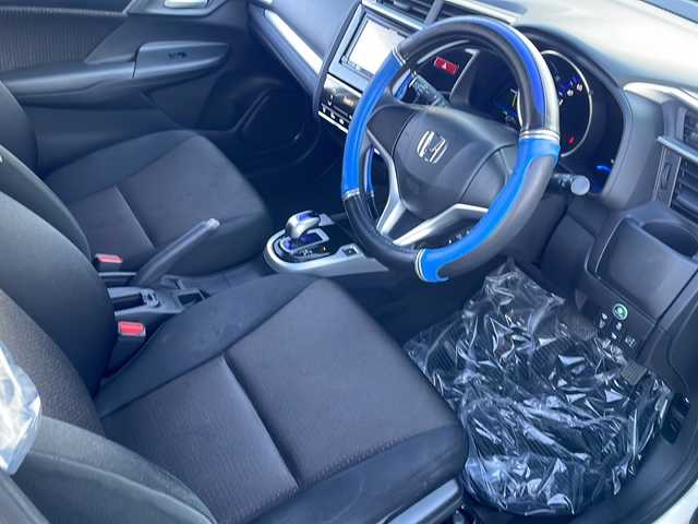 ホンダ フィット ハイブリット Fパッケージ 道東・釧路十勝 2016(平28)年 10.8万km タフホワイトⅡ 4WD/社外メモリナビ　/ＤＶＤ再生　/Ｂｌｕｅｔｏｏｔｈ　/ＥＴＣ　/バックカメラ　/横滑り防止装置/アイドリングストップ/スマートキー　/プッシュスタート　/社外１５インチアルミホイール　/社外フロアマット/サマータイヤ積み込み/・185/60/R15/・溝4ミリ