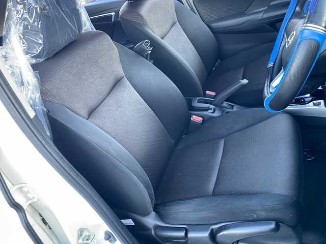 ホンダ フィット ハイブリット Fパッケージ 道東・釧路十勝 2016(平28)年 10.8万km タフホワイトⅡ 4WD/社外メモリナビ　/ＤＶＤ再生　/Ｂｌｕｅｔｏｏｔｈ　/ＥＴＣ　/バックカメラ　/横滑り防止装置/アイドリングストップ/スマートキー　/プッシュスタート　/社外１５インチアルミホイール　/社外フロアマット/サマータイヤ積み込み/・185/60/R15/・溝4ミリ