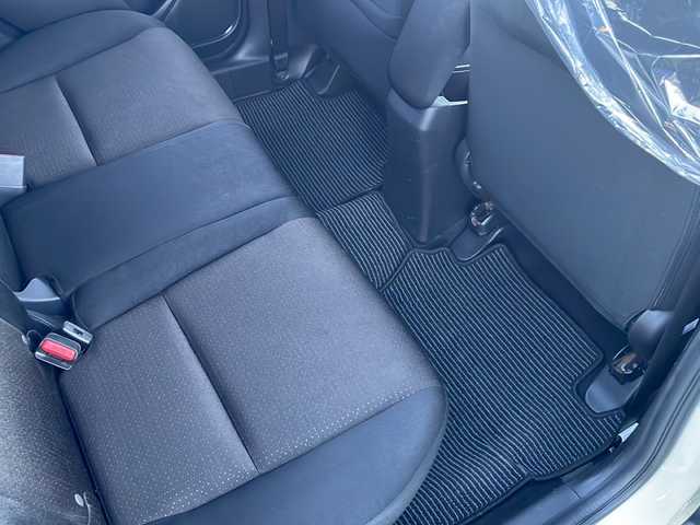 ホンダ フィット ハイブリット Fパッケージ 道東・釧路十勝 2016(平28)年 10.8万km タフホワイトⅡ 4WD/社外メモリナビ　/ＤＶＤ再生　/Ｂｌｕｅｔｏｏｔｈ　/ＥＴＣ　/バックカメラ　/横滑り防止装置/アイドリングストップ/スマートキー　/プッシュスタート　/社外１５インチアルミホイール　/社外フロアマット/サマータイヤ積み込み/・185/60/R15/・溝4ミリ