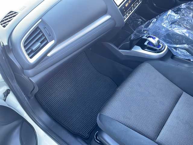 ホンダ フィット ハイブリット Fパッケージ 道東・釧路十勝 2016(平28)年 10.8万km タフホワイトⅡ 4WD/社外メモリナビ　/ＤＶＤ再生　/Ｂｌｕｅｔｏｏｔｈ　/ＥＴＣ　/バックカメラ　/横滑り防止装置/アイドリングストップ/スマートキー　/プッシュスタート　/社外１５インチアルミホイール　/社外フロアマット/サマータイヤ積み込み/・185/60/R15/・溝4ミリ