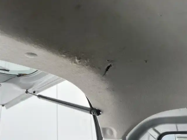 スズキ エブリイ PC 三重県 2023(令5)年 4万km シルキーシルバーメタリック 5MT/ETC/社外ディスプレイオーディオ（Bluetooth/SD/Android　Auto/Apple CarPlay/AM/FM/USB）/ドライブレコーダー（前後）/スズキセーフティサポート（デュアルカメラブレーキサポート/誤発進抑制/後方誤発進抑制/後退時ブレーキサポート/車線逸脱警報/ふらつき警報/先行車発進お知らせ/ハイビームアシスト/エマージェンシーストップシグナル/ヒルホールドコントロール）/バックセンサー（リア）/USB電源ソケット/ボディ同色ドアミラー（電動格納機能/助手席側サイドアンダーミラー付）/ファブリックシート/ヘッドレスト別体シート（前後）/シートバックポケット（助手席）/自発光式アナログメーター/タコメーター/スペアキー