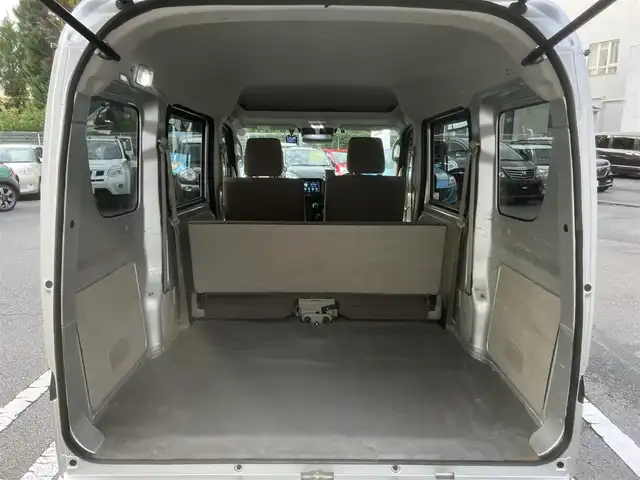 スズキ エブリイ PC 三重県 2023(令5)年 4万km シルキーシルバーメタリック 5MT/ETC/社外ディスプレイオーディオ（Bluetooth/SD/Android　Auto/Apple CarPlay/AM/FM/USB）/ドライブレコーダー（前後）/スズキセーフティサポート（デュアルカメラブレーキサポート/誤発進抑制/後方誤発進抑制/後退時ブレーキサポート/車線逸脱警報/ふらつき警報/先行車発進お知らせ/ハイビームアシスト/エマージェンシーストップシグナル/ヒルホールドコントロール）/バックセンサー（リア）/USB電源ソケット/ボディ同色ドアミラー（電動格納機能/助手席側サイドアンダーミラー付）/ファブリックシート/ヘッドレスト別体シート（前後）/シートバックポケット（助手席）/自発光式アナログメーター/タコメーター/スペアキー