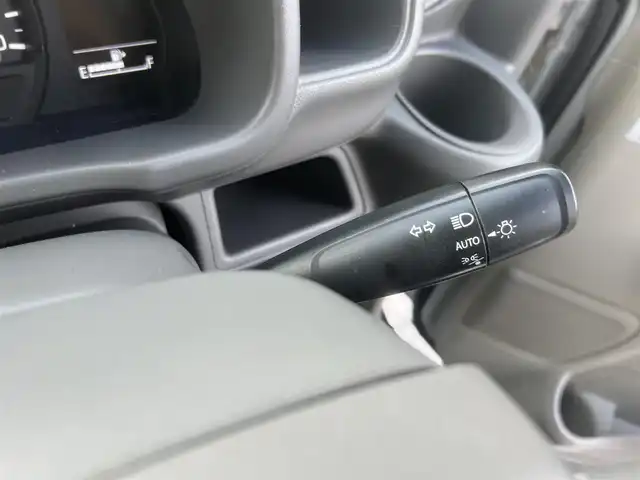 スズキ エブリイ PC 三重県 2023(令5)年 4万km シルキーシルバーメタリック 5MT/ETC/社外ディスプレイオーディオ（Bluetooth/SD/Android　Auto/Apple CarPlay/AM/FM/USB）/ドライブレコーダー（前後）/スズキセーフティサポート（デュアルカメラブレーキサポート/誤発進抑制/後方誤発進抑制/後退時ブレーキサポート/車線逸脱警報/ふらつき警報/先行車発進お知らせ/ハイビームアシスト/エマージェンシーストップシグナル/ヒルホールドコントロール）/バックセンサー（リア）/USB電源ソケット/ボディ同色ドアミラー（電動格納機能/助手席側サイドアンダーミラー付）/ファブリックシート/ヘッドレスト別体シート（前後）/シートバックポケット（助手席）/自発光式アナログメーター/タコメーター/スペアキー