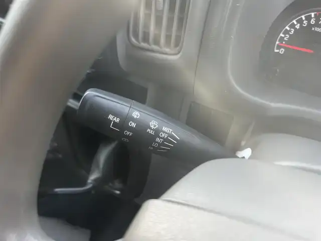 スズキ エブリイ PC 三重県 2023(令5)年 4万km シルキーシルバーメタリック 5MT/ETC/社外ディスプレイオーディオ（Bluetooth/SD/Android　Auto/Apple CarPlay/AM/FM/USB）/ドライブレコーダー（前後）/スズキセーフティサポート（デュアルカメラブレーキサポート/誤発進抑制/後方誤発進抑制/後退時ブレーキサポート/車線逸脱警報/ふらつき警報/先行車発進お知らせ/ハイビームアシスト/エマージェンシーストップシグナル/ヒルホールドコントロール）/バックセンサー（リア）/USB電源ソケット/ボディ同色ドアミラー（電動格納機能/助手席側サイドアンダーミラー付）/ファブリックシート/ヘッドレスト別体シート（前後）/シートバックポケット（助手席）/自発光式アナログメーター/タコメーター/スペアキー