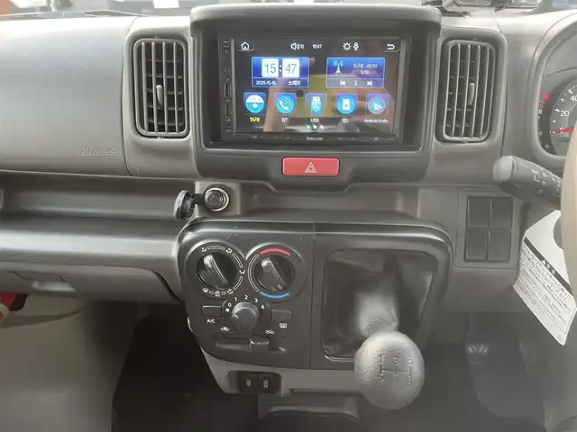 スズキ エブリイ PC 三重県 2023(令5)年 4万km シルキーシルバーメタリック 5MT/ETC/社外ディスプレイオーディオ（Bluetooth/SD/Android　Auto/Apple CarPlay/AM/FM/USB）/ドライブレコーダー（前後）/スズキセーフティサポート（デュアルカメラブレーキサポート/誤発進抑制/後方誤発進抑制/後退時ブレーキサポート/車線逸脱警報/ふらつき警報/先行車発進お知らせ/ハイビームアシスト/エマージェンシーストップシグナル/ヒルホールドコントロール）/バックセンサー（リア）/USB電源ソケット/ボディ同色ドアミラー（電動格納機能/助手席側サイドアンダーミラー付）/ファブリックシート/ヘッドレスト別体シート（前後）/シートバックポケット（助手席）/自発光式アナログメーター/タコメーター/スペアキー