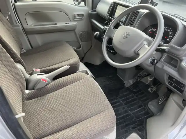 スズキ エブリイ PC 三重県 2023(令5)年 4万km シルキーシルバーメタリック 5MT/ETC/社外ディスプレイオーディオ（Bluetooth/SD/Android　Auto/Apple CarPlay/AM/FM/USB）/ドライブレコーダー（前後）/スズキセーフティサポート（デュアルカメラブレーキサポート/誤発進抑制/後方誤発進抑制/後退時ブレーキサポート/車線逸脱警報/ふらつき警報/先行車発進お知らせ/ハイビームアシスト/エマージェンシーストップシグナル/ヒルホールドコントロール）/バックセンサー（リア）/USB電源ソケット/ボディ同色ドアミラー（電動格納機能/助手席側サイドアンダーミラー付）/ファブリックシート/ヘッドレスト別体シート（前後）/シートバックポケット（助手席）/自発光式アナログメーター/タコメーター/スペアキー