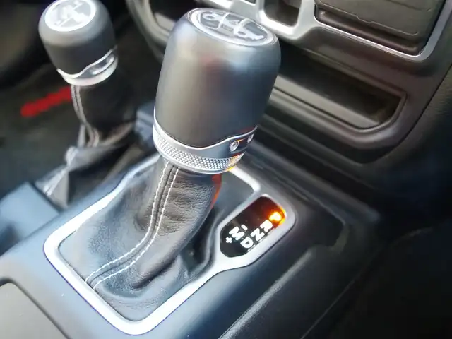 クライスラー・ジープ ジープ ラングラー アンリミテッド サハラ ローンチエディション 埼玉県 2018(平30)年 1.9万km グラニトクリスタル 特別仕様車/純正メモリナビ（Bluetooth、地デジ）/フロントカメラ/サイドカメラ/バックカメラ/黒革シート/シートヒーター/ステアリングヒーター/クルーズコントロール/コーナーセンサー/ALPINEスピーカー/ドライブレコーダー/ETC/LEDヘッドライト/純正18インチアルミホイール