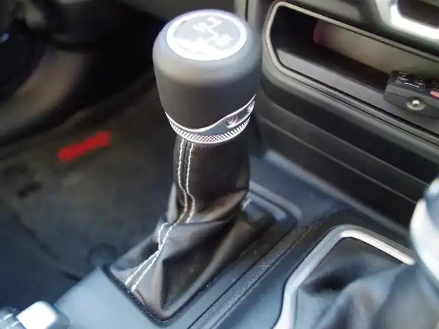 クライスラー・ジープ ジープ ラングラー アンリミテッド サハラ ローンチエディション 埼玉県 2018(平30)年 1.9万km グラニトクリスタル 特別仕様車/純正メモリナビ（Bluetooth、地デジ）/フロントカメラ/サイドカメラ/バックカメラ/黒革シート/シートヒーター/ステアリングヒーター/クルーズコントロール/コーナーセンサー/ALPINEスピーカー/ドライブレコーダー/ETC/LEDヘッドライト/純正18インチアルミホイール