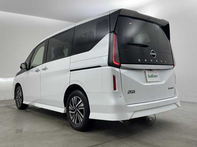 日産 セレナ e－パワー ハイウェイスター V 兵庫県 2025(令7)年 0.1万km未満 プリズムホワイト e-POWER　ハイウエイスターV　ヘッドランプ オートレベライザー+アダプティブLEDヘッドライトシステム+インテリジェント アラウンドビューモニター（移動物 検知機能付）+インテリジェント ルームミラー+アドバンスドドライブアシストディスプレイ（12.3インチカラーディスプレイ）+統合型インターフェースディスプレイ+ワイヤレス充電器+6スピーカー+NissanConnectナビゲーションシステム（地デジ内蔵）+車載通信ユニット（TCU［Telematics Control Unit］）+ETC2.0ユニット（ビルトインタイプ）+ドライブレコーダー（前後セット）+プロパイロット（ナビリンク機能付）+プロパイロット緊急停止支援システム（SOSコール機能付）+SOSコール（488/400円）