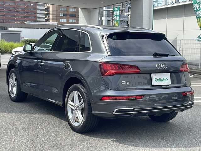 アウディ Ｑ５ Sライン ダイナミックリミテッド 福岡県 2019(令1)年 1.7万km デイトナグレーパールエフェクト 純正ナビ（Ｂｌｕｅｔｏｏｔｈ・フルセグＴＶ・ラジオ）　/運転席メモリーシート　/前席パワーシート　/前席シートヒーター　/前後純正ドライブレコーダー　/ビルトインＥＴＣ　/クルーズコントロール/車外カメラ（バック・フロント・バックフロントコーナー・全方位）/パーキングアシスト/MTモード付AT車/ルーフレール/CDプレイヤー/USBポート/デュアルエアコン/全席オートパワーウィンドウ/純正フロアマット/純正アルミホイール/前後コーナーセンサー/横滑り防止装置/ダウンヒルアシストコントロール/LEDライト/カーテンエアバック/アイドリングストップ/パワーステアリング/プッシュスタート/スマートキー/スペアキー1本/取扱説明書/保証書