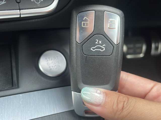 アウディ Ｑ５ Sライン ダイナミックリミテッド 福岡県 2019(令1)年 1.7万km デイトナグレーパールエフェクト 純正ナビ（Ｂｌｕｅｔｏｏｔｈ・フルセグＴＶ・ラジオ）　/運転席メモリーシート　/前席パワーシート　/前席シートヒーター　/前後純正ドライブレコーダー　/ビルトインＥＴＣ　/クルーズコントロール/車外カメラ（バック・フロント・バックフロントコーナー・全方位）/パーキングアシスト/MTモード付AT車/ルーフレール/CDプレイヤー/USBポート/デュアルエアコン/全席オートパワーウィンドウ/純正フロアマット/純正アルミホイール/前後コーナーセンサー/横滑り防止装置/ダウンヒルアシストコントロール/LEDライト/カーテンエアバック/アイドリングストップ/パワーステアリング/プッシュスタート/スマートキー/スペアキー1本/取扱説明書/保証書