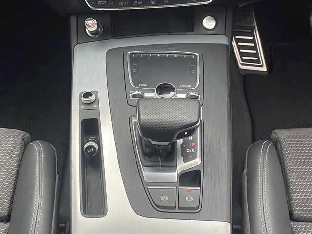 アウディ Ｑ５ Sライン ダイナミックリミテッド 福岡県 2019(令1)年 1.7万km デイトナグレーパールエフェクト 純正ナビ（Ｂｌｕｅｔｏｏｔｈ・フルセグＴＶ・ラジオ）　/運転席メモリーシート　/前席パワーシート　/前席シートヒーター　/前後純正ドライブレコーダー　/ビルトインＥＴＣ　/クルーズコントロール/車外カメラ（バック・フロント・バックフロントコーナー・全方位）/パーキングアシスト/MTモード付AT車/ルーフレール/CDプレイヤー/USBポート/デュアルエアコン/全席オートパワーウィンドウ/純正フロアマット/純正アルミホイール/前後コーナーセンサー/横滑り防止装置/ダウンヒルアシストコントロール/LEDライト/カーテンエアバック/アイドリングストップ/パワーステアリング/プッシュスタート/スマートキー/スペアキー1本/取扱説明書/保証書